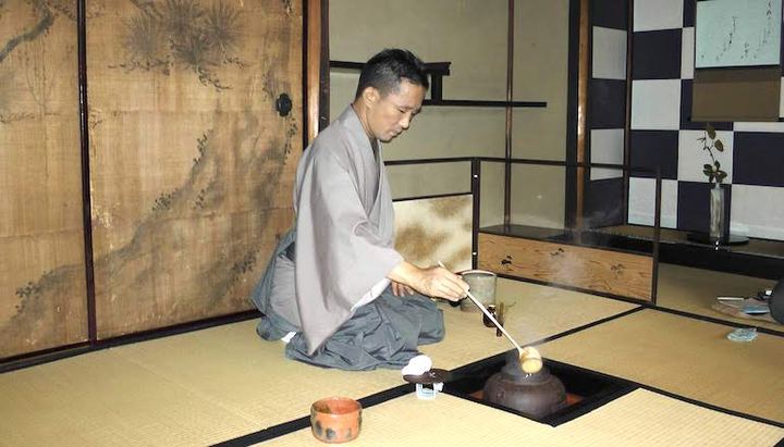 茶室でお点前をする金井直樹